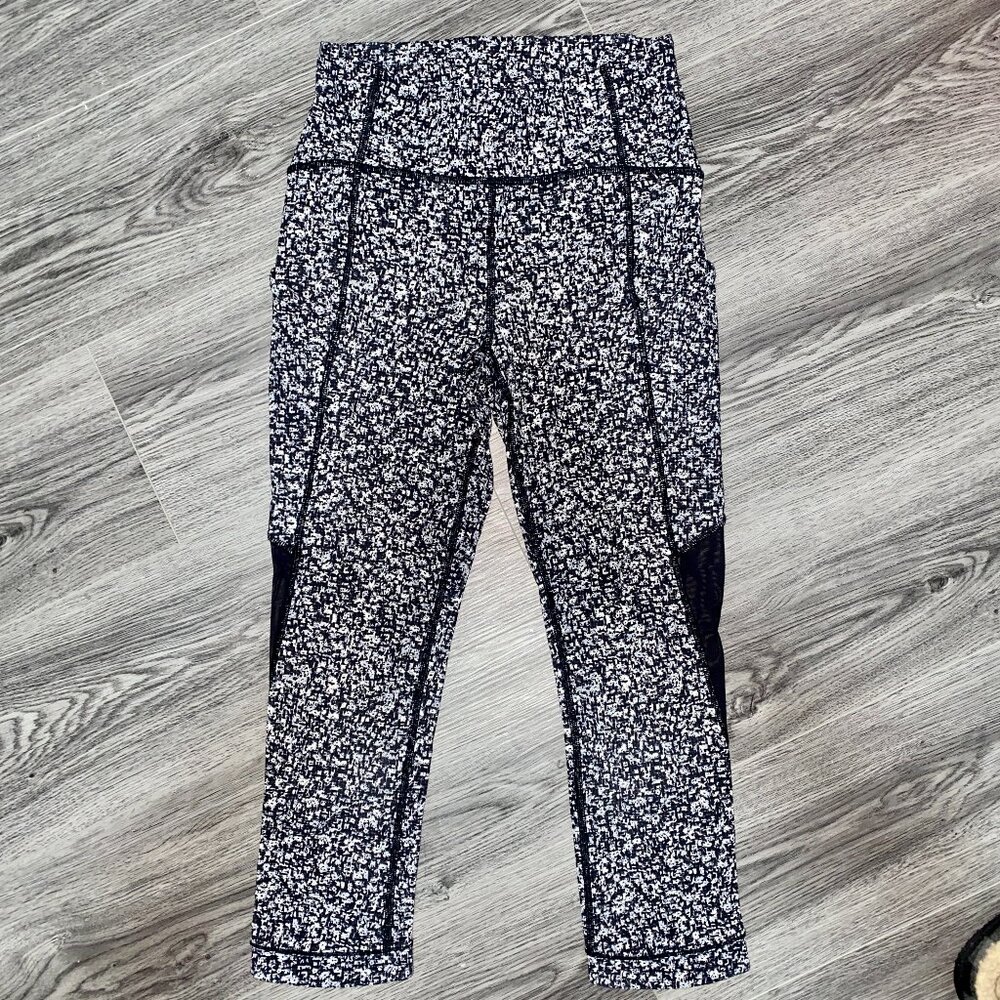 Lululemon Size 4 Sole Training Crop Leggings "Daisy Dust Alpine White Black"